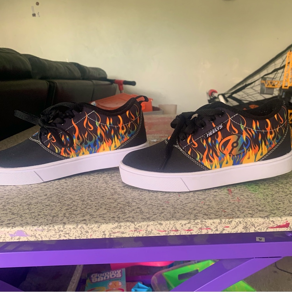 NWOT (or box)- brand new never worn Heely’s roller sneaker Youth size 4.